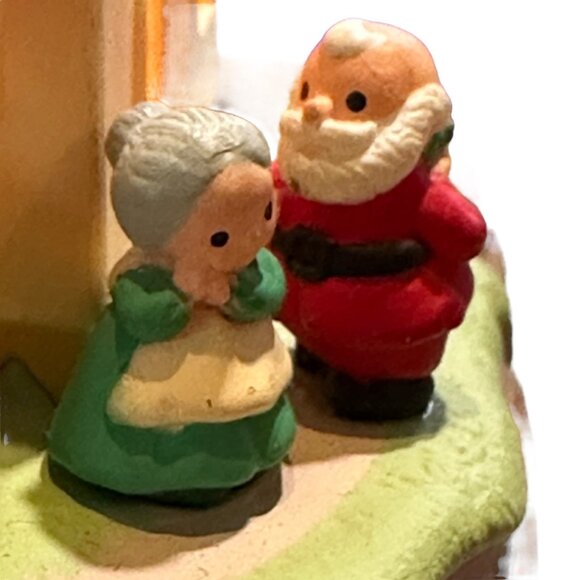 Hallmark Keepsake Ornament Lighthouse Lights Up Greetings 5th in Series 2001 - Picture 4 of 16